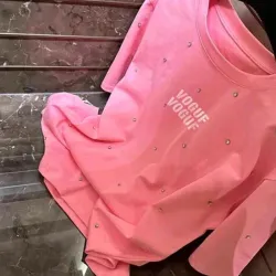 🩷 Camiseta con decoración de piedras — Rosado