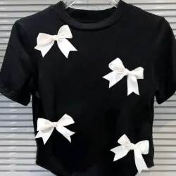 Camiseta de manga corta negra  y lazo decorativo