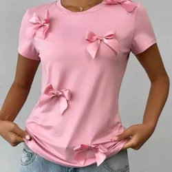 Camiseta rosa con lazo decorativo