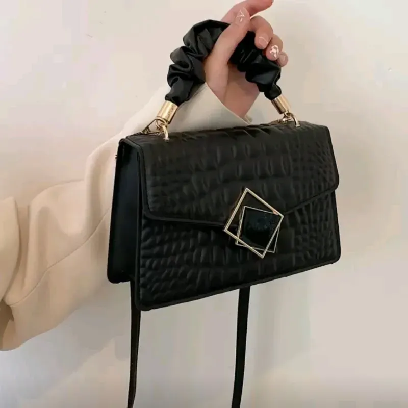 Cartera negra broche