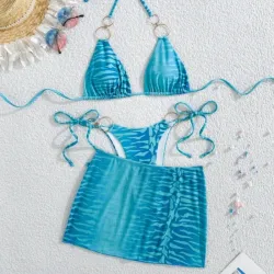 Conjunto de bikini azul con argollas de metál y falda