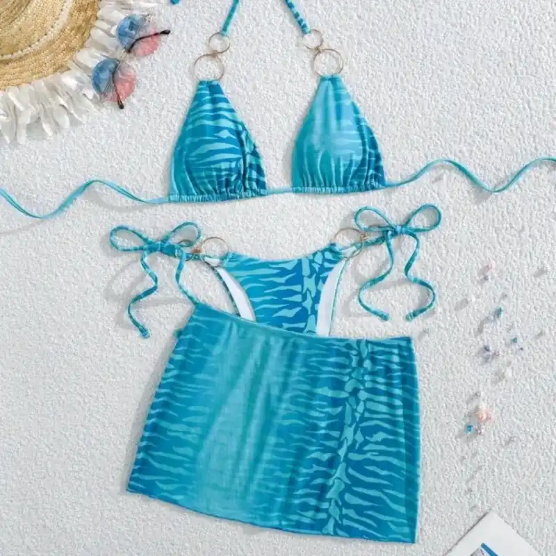 Conjunto de bikini azul con argollas de metál y falda