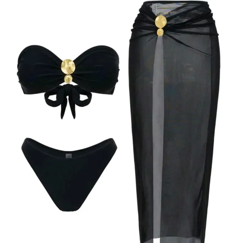 Bikini negro con falda larga y adornos dorados