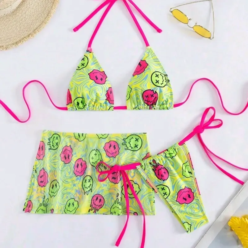 Conjunto de bikini verde con estampados de emoji