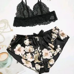 Conjunto de short de satin negro estampado y top de encaje