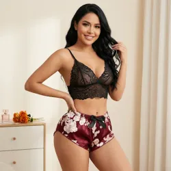 Conjunto de short rojo de satin estampado y top de encaje