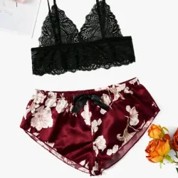 Conjunto de short rojo de satin estampado y top de encaje