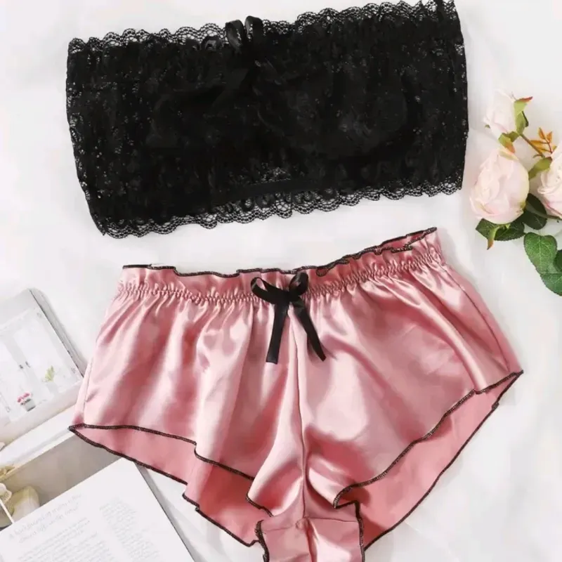 Conjunto rosado de satin y encaje