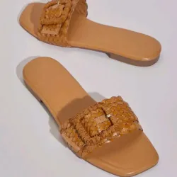Sandalia amarilla con hebilla