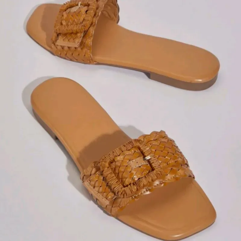 Sandalia amarilla con hebilla