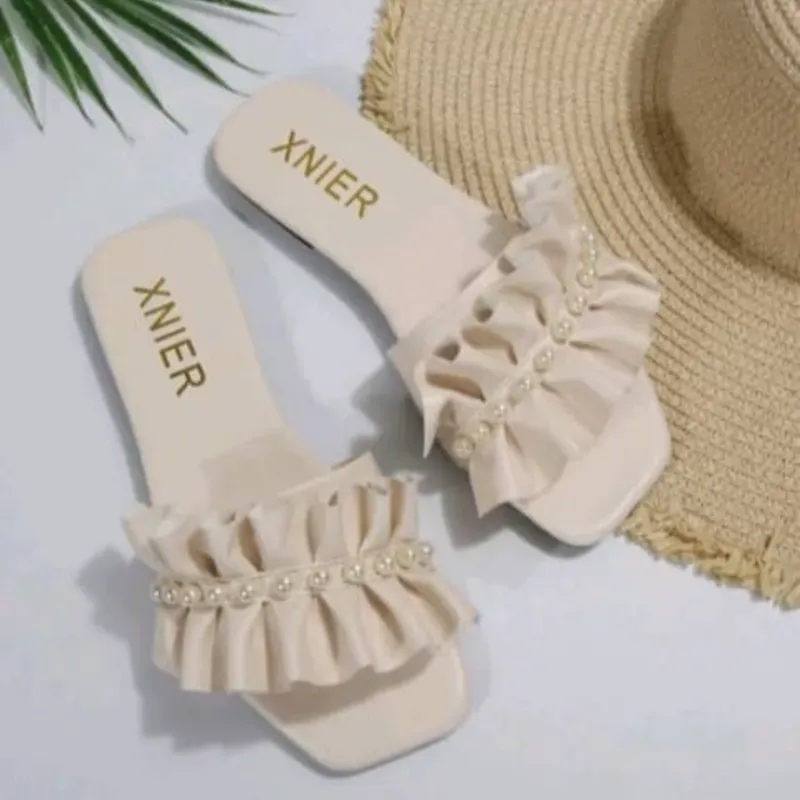 Sandalia beige con perlas 