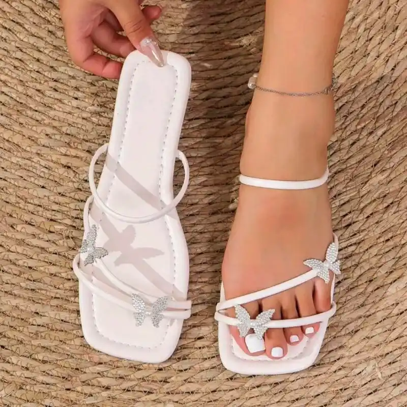Sandalia blanca con mariposas 