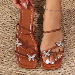 Sandalia marrón con mariposas 