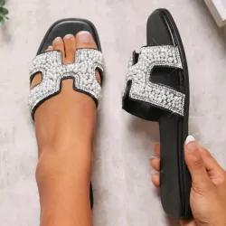 Sandalia negra con detalles de perlas 