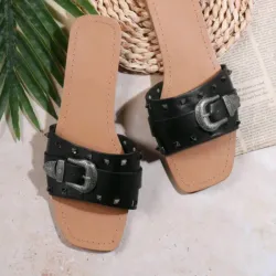 Sandalia negra con hebilla