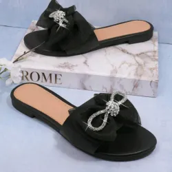 Sandalia negra de laso con brillos