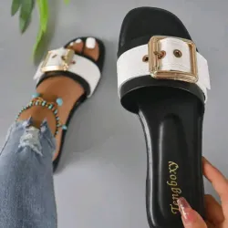 Sandalia negra y blanca con hebilla