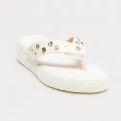 🤍 Sandalias con adornos dorados — Blanco