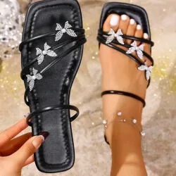Sandalias negras con mariposas 