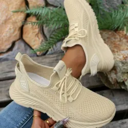 Tenis beige de tejido elastizado