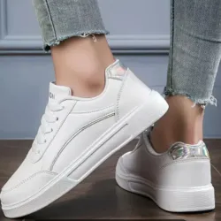 Tenis blancos con detalles tornasol