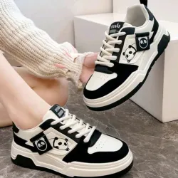 Tenis blanco/negro con oso