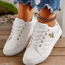 Tenis blancos con adornos dorados