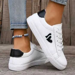 Tenis blancos con corazones 