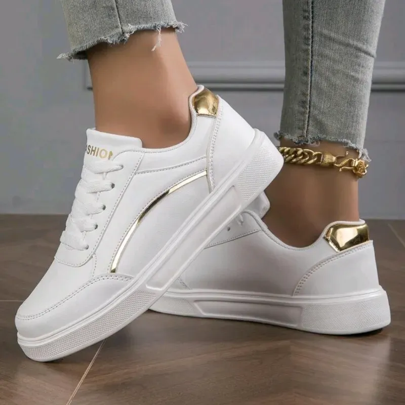 Tenis blancos con detalles dorados