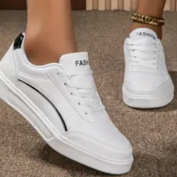 Tenis blancos con detalles negros 