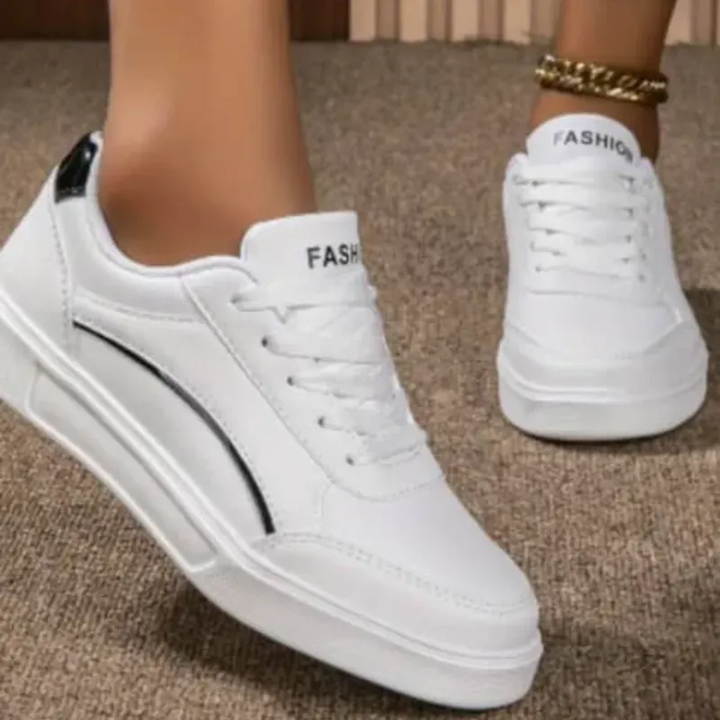 Tenis blancos con detalles negros 