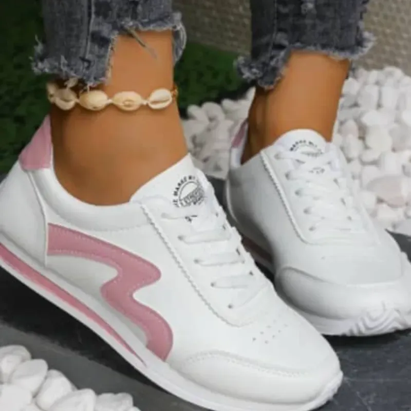 Tenis blancos con detalles rosados
