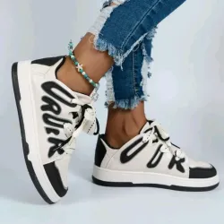 Tenis blancos con letras negras 