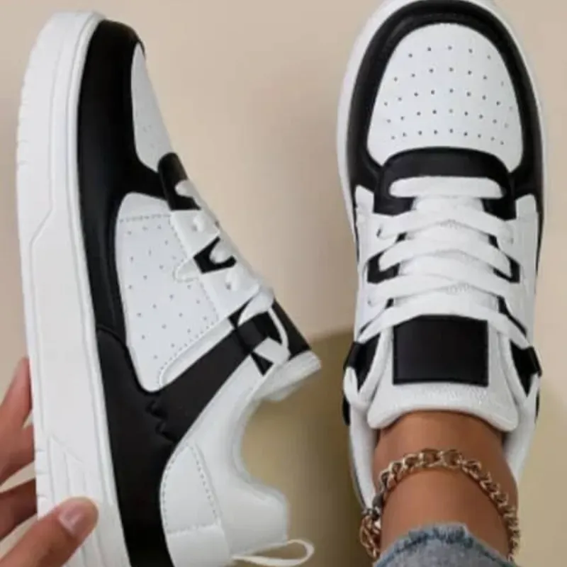 Tenis blancos/negros de suela alta