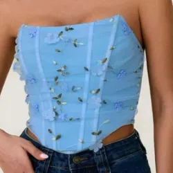 Top azul con bordado floral 