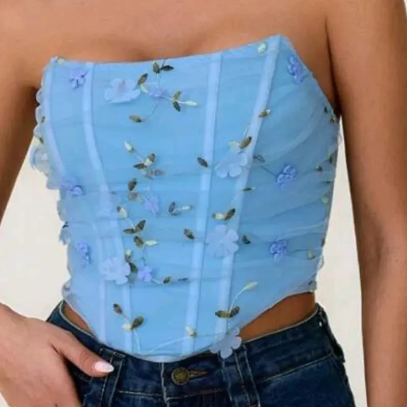 Top azul con bordado floral 
