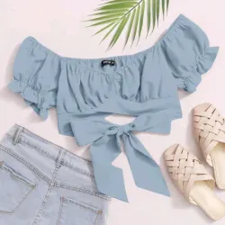 Top azul con nudo y dobladillo