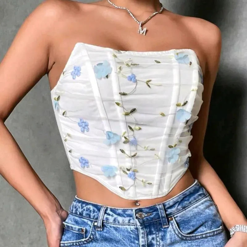 Top blanco con diseño floral azul celeste