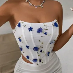 Top blanco con diseño floral azul