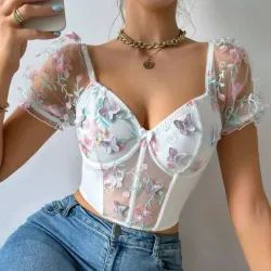 Top blanco con mariposas 3d