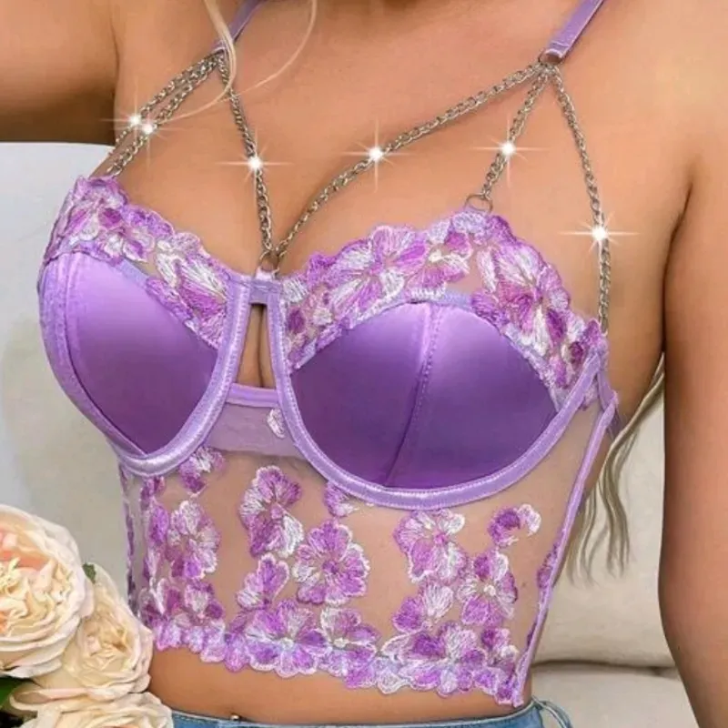 Top morado con bordados y cadenas 