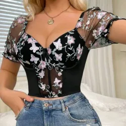 Top negro con flores 3d