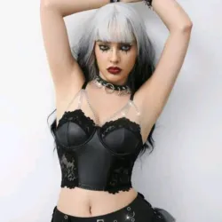 Top negro tipo corset con cadenas