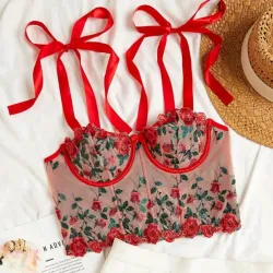 Top rojo con tirantes de cintas y bordados