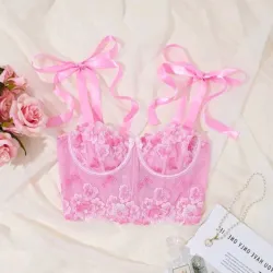 Top rosado con tirantes de cintas y bordados