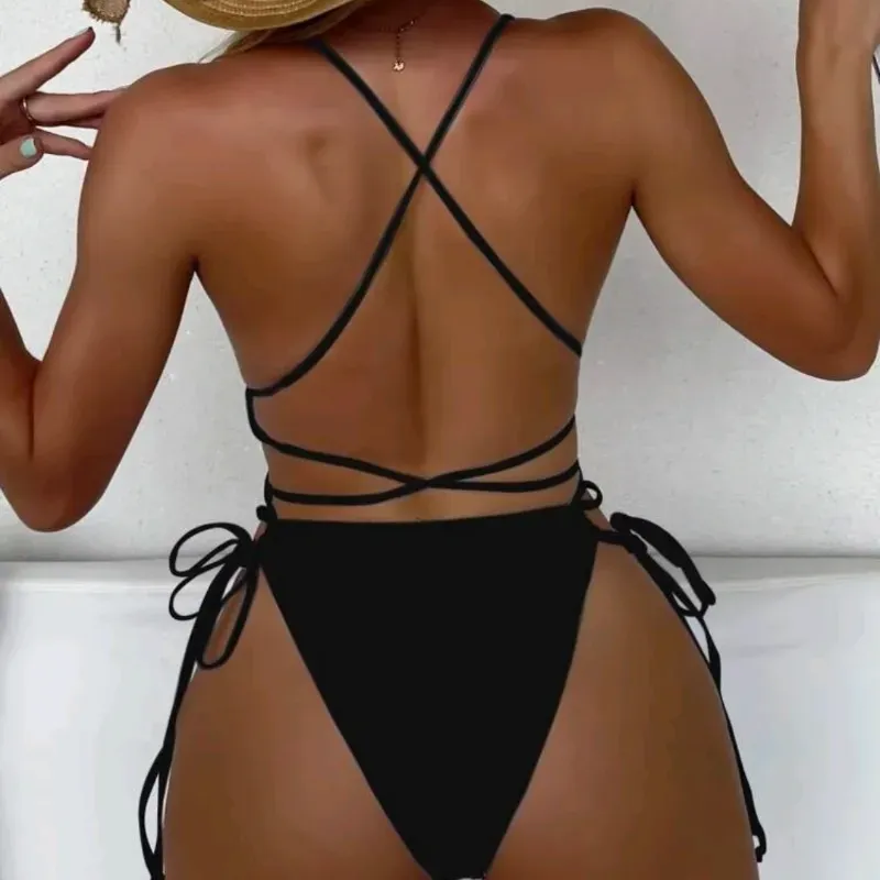 Trusa negra con crucetas en la espalda 