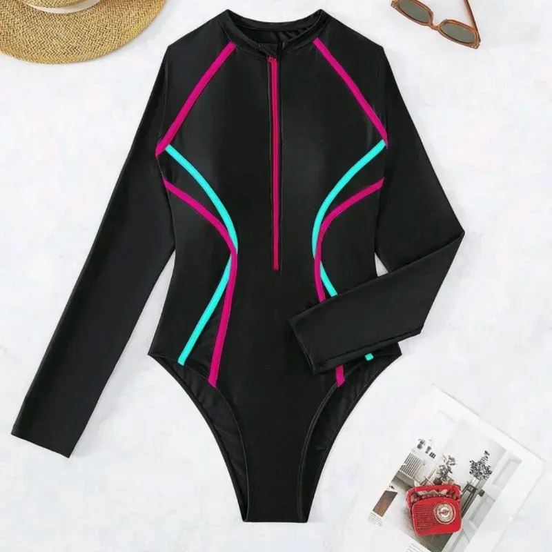 Trusa negra de mangas largas con detalles rosados y azules