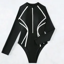 Trusa negra de mangas largas con detalles blancos