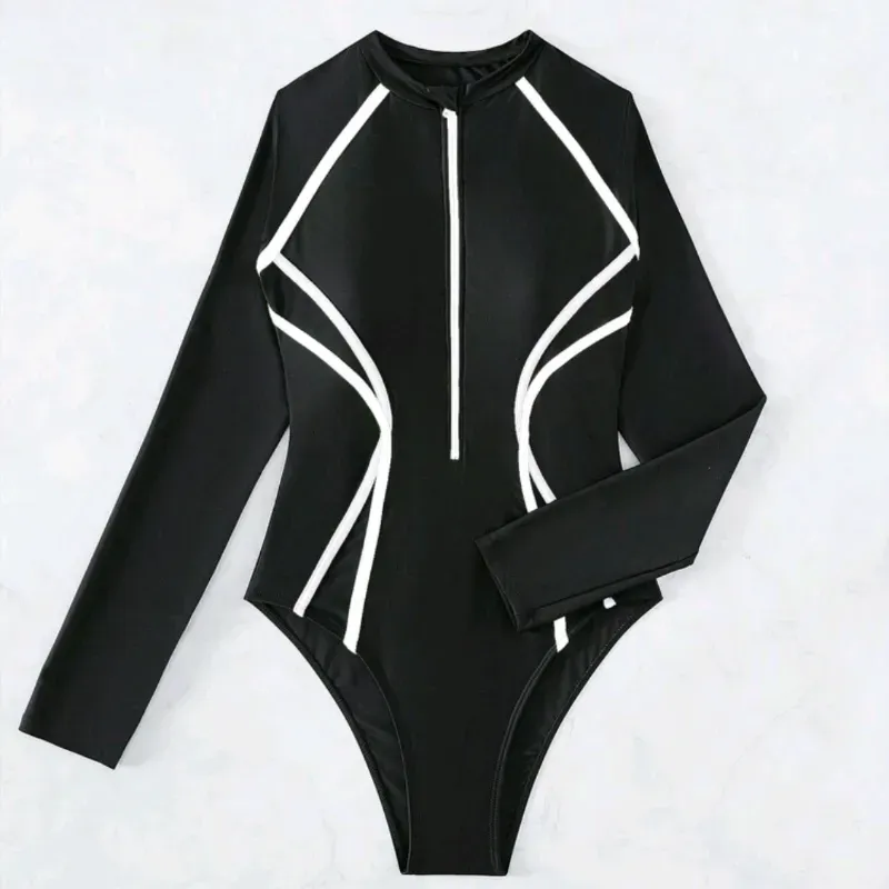 Trusa negra de mangas largas con detalles blancos