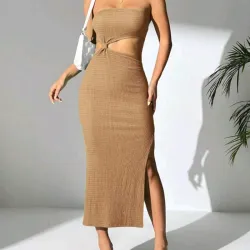 Vestido beige sin tirantes con nudo delantero